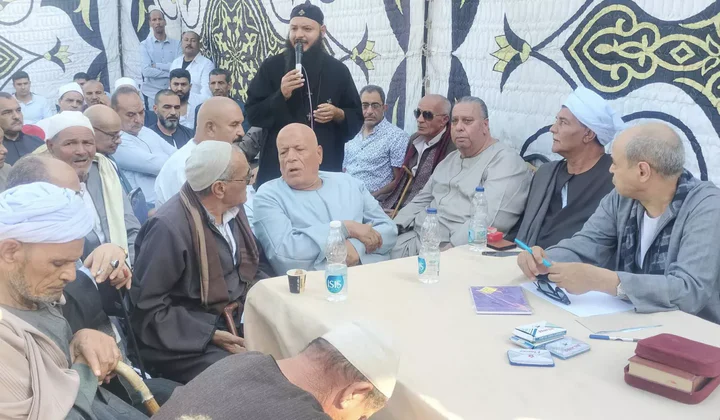 كاهن كنيسة يشارك في الجلسة العرفية