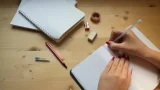 امرأة تكتب